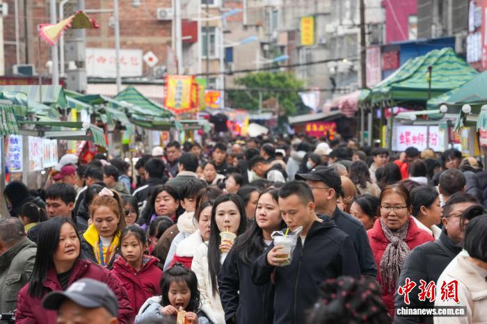 马年正月初一 广西柳州“网红”菜市人气旺