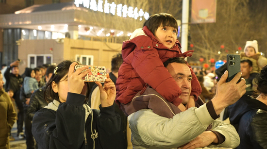 群众纷纷拿出手机记录美好瞬间。阿卜杜拉·热杰普 摄