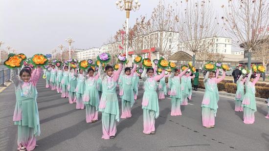社火队伍花式各样。