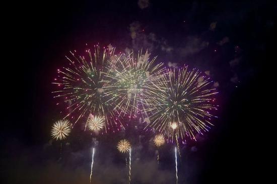 姹紫嫣红的烟花次第绽放。阿卜力克木 摄
