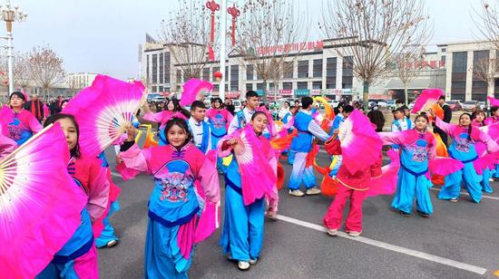 社火队伍花式各样。8