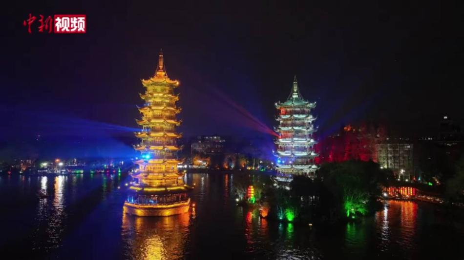 “飞天”科技与非遗铁花同框 桂林夜空上演“山水光影秀”