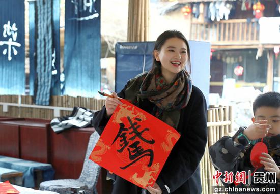 游客写祝福。戴友维 摄