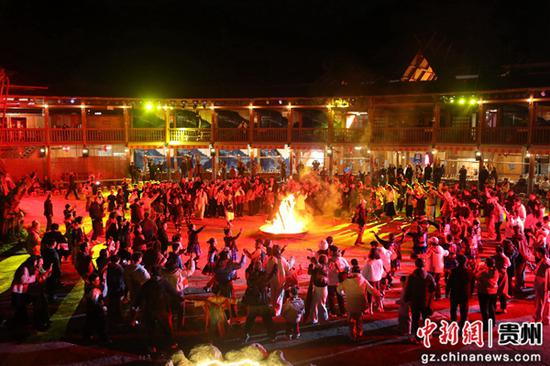 游客们围篝火跳舞，红红火火迎新春。戴友维 摄