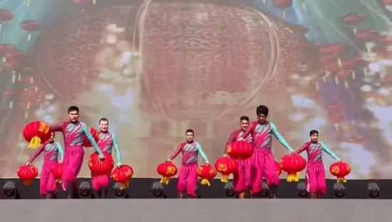 大红灯笼舞出好日子。