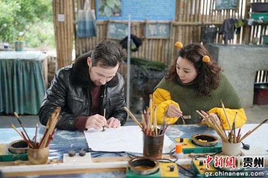 外国友人马缺一体验非遗粘膏染。潘云蝉摄