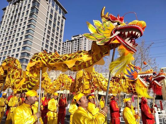 社火队表演舞龙。