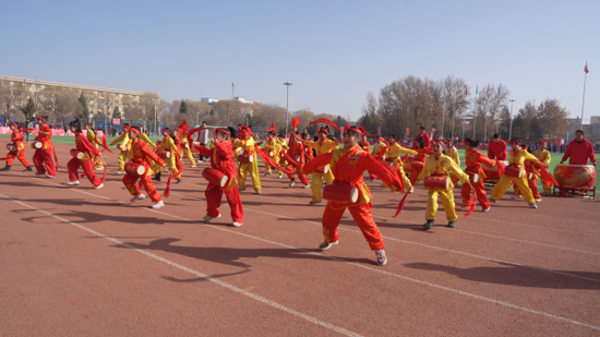 腰鼓方队的小朋友们精神抖擞，鼓点铿锵，活力满满亮相现场。