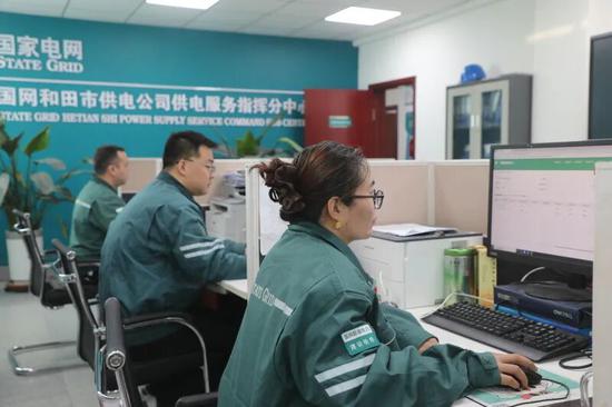 供电服务指挥分中心工作人员实时监控。阿的拉 摄