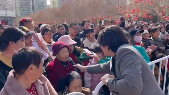 演员与市民互动。