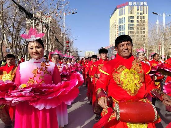 行进中的社火巡演。