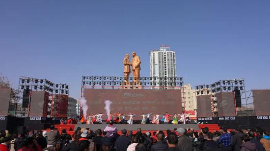 2月19日上午11时，洛浦县惠民专场演出在和田市团结广场启幕。古哈尔尼沙·依明 摄2