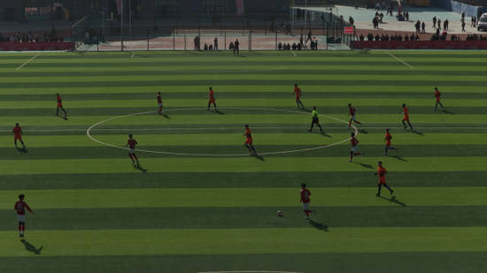 绿茵场上球员们奋力拼搏、传球射门，展现精彩的足球竞技瞬间。