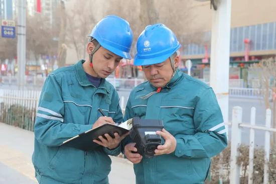 巡检人员认真记录各项数据。阿的拉 摄9