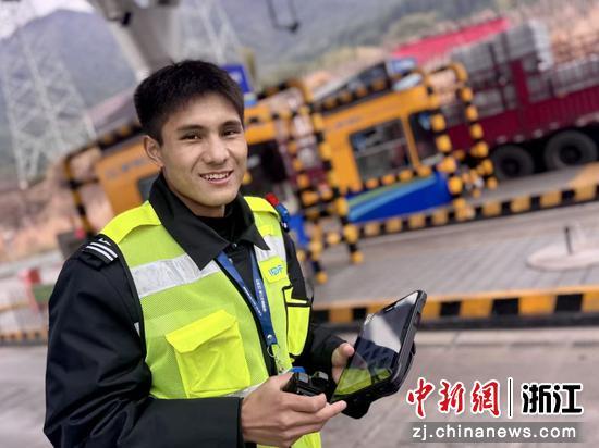阿布拉坚守岗位一线。&nbsp;浙江交通集团高速公路杭州南管理中心&nbsp;供图