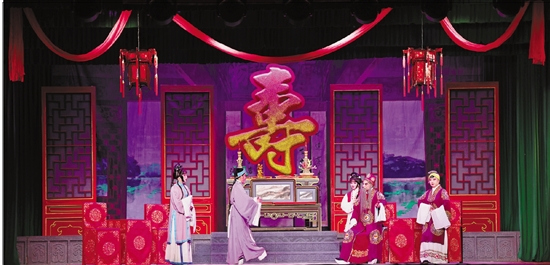 义乌市北苑街道王高畈村新居广场内，婺剧《五女拜寿》精彩上演。 记者 金思成 摄