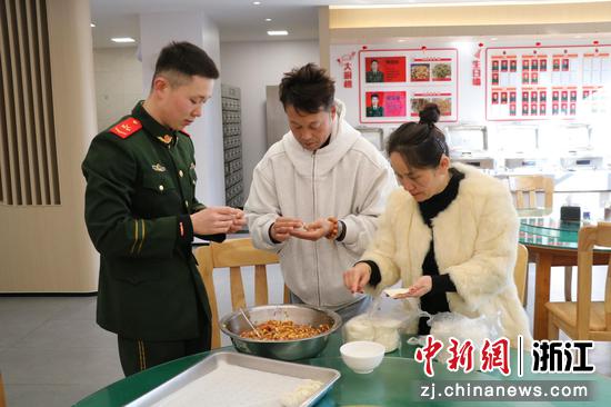 武警嘉兴支队的营区内，小李与家人一起包饺子。武警嘉兴支队供图
