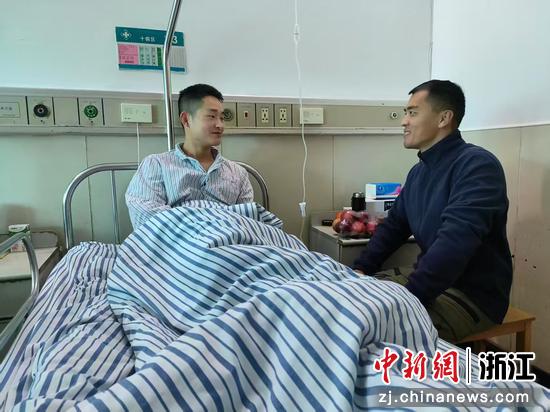 指导员朱肖灏陪伴生病的战士小韦。武警嘉兴支队供图