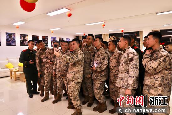 武警嘉兴支队的营区内，“感恩父母·军旅有情”亲情连线暖心活动现场。武警嘉兴支队供图