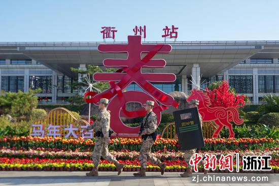 武警官兵前往执勤区域。&nbsp;陈铭泽&nbsp;摄