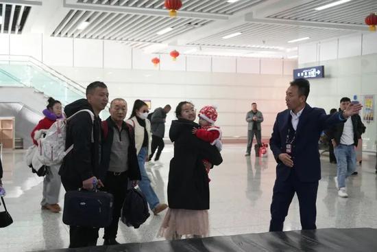 罗伟引导旅客有序提取行李。阿卜力克木 摄