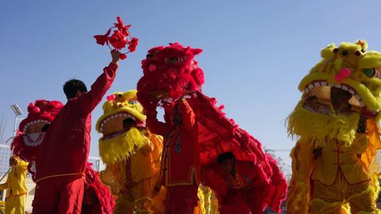 舞龙舞狮。