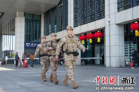 武警官兵前往执勤区域。&nbsp;陈铭泽&nbsp;摄