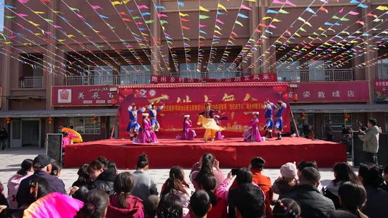 集体舞《我的爱献给祖国母亲》。