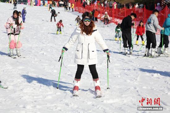 图为游客在六盘水市玉舍雪山滑雪场滑雪。中新网记者刘美伶 摄