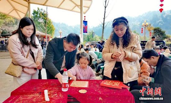 图为游客在梵净山景区游玩互动。朱子立 摄