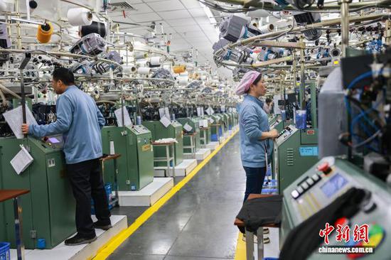 2月23日，工人在三穗县一家服饰企业的生产车间赶制无缝针织服装订单产品。龙兴伟 摄