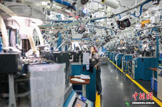 2月23日，农历正月初七，贵州三穗经济开发区内的多家企业陆续开工，车间里机器转了起来，员工们也回到岗位，各条生产线井然有序，处处是繁忙而务实的生产景象，力争实现新年“开门红”。图为工人在三穗县一家服饰企业的生产车间赶制无缝针织服装订单产品，销往国内外市场。龙兴伟 摄