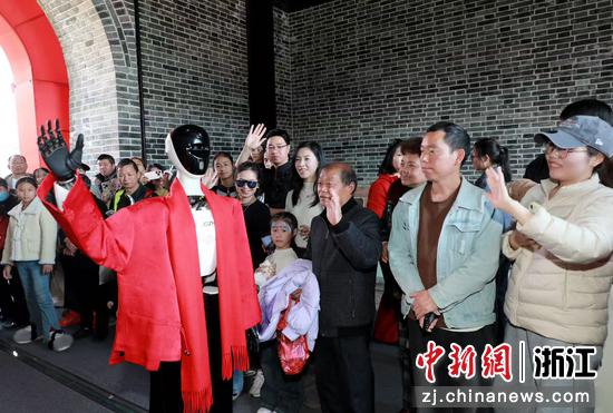 21日，在浙江龙游，机器人亮相非遗巡游展演暖场活动。刘舒婷&nbsp;摄