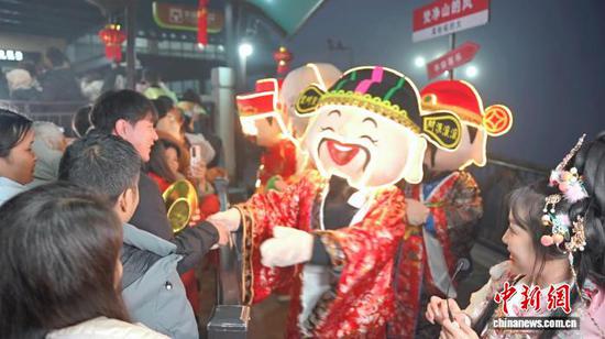 图为游客在梵净山景区游玩互动。朱子立 摄