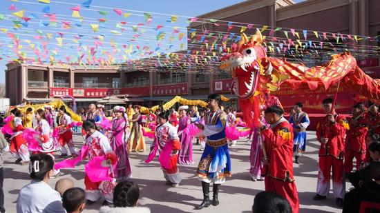 2月22日，自治区文化专家下沉巡回服务（和田地区新玉歌舞团）小分队2026年迎新春‘我们的节日’群众村晚活动走进洛浦县。