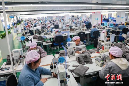 2月23日，工人在三穗县一家服饰企业的生产车间赶制服装订单产品。龙兴伟 摄