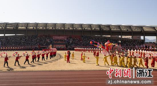 近日，“龙马精神&nbsp;勇跃新程”浦江板凳龙大比舞活动现场。（浦江县官方供图）