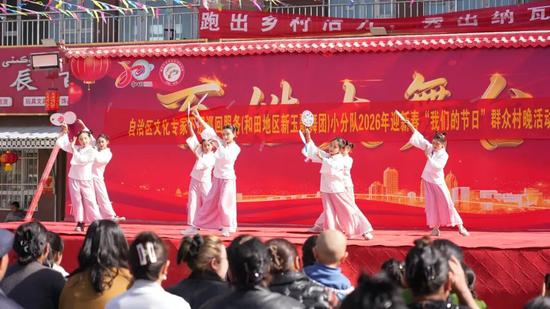 洛浦县纳瓦乡民间艺人表演古典舞。