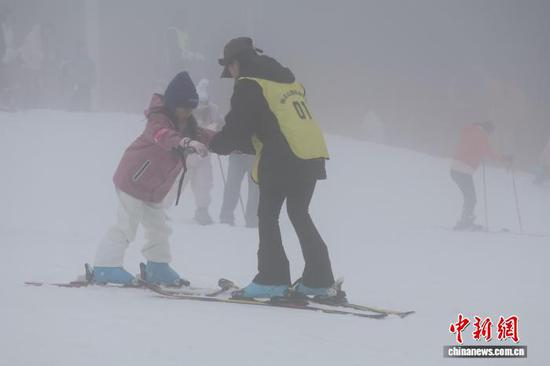 图为黄晓霞在梅花山国际滑雪场指导小朋友滑雪。中新网记者刘美伶 摄