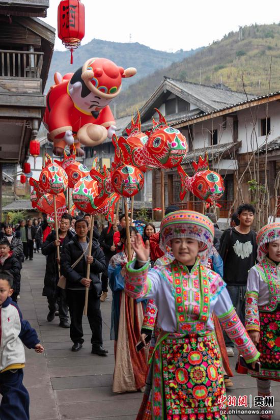 鱼灯队伍穿行古街。江勇 摄