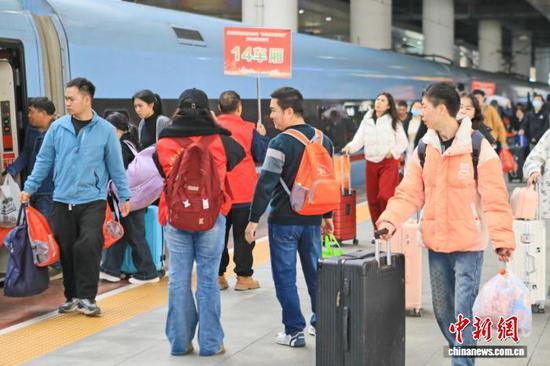 图为贵阳北站候车的旅客。张贵忠 摄