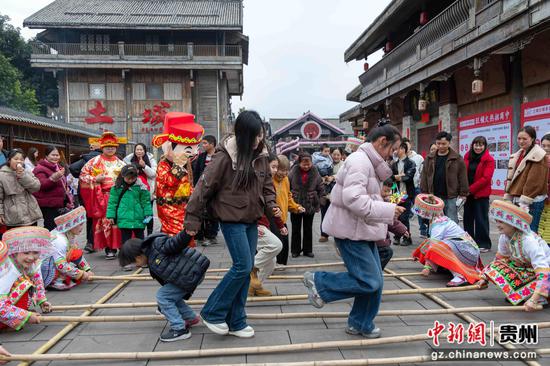 跟着节奏跳竹竿，游客沉浸式享民俗。江勇 摄