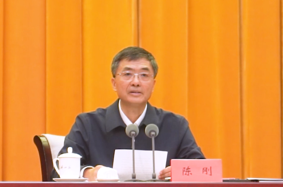 陈刚呼吁机关干部：请你们把办公桌挪到一线去