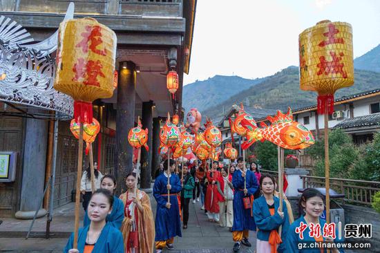 土城花灯巡游。