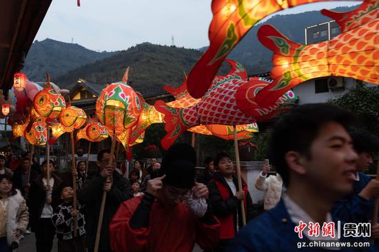 鱼灯巡游点亮夜色，古巷流光溢彩。江勇 摄