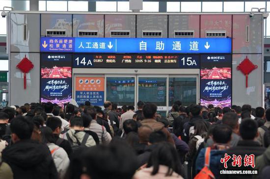 图为贵阳北站候车的旅客。张贵忠 摄