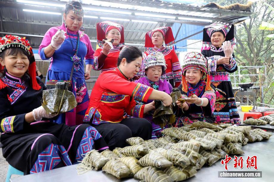 （新春走基层）广西大化瑶乡上演趣味粽粑节