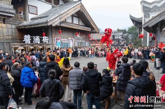 醒狮腾跃闹新春，八方游客驻足观赏