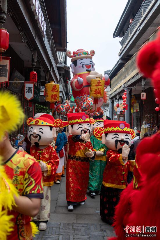 财神巡游送福，古街年味浓郁红火。江勇 摄
