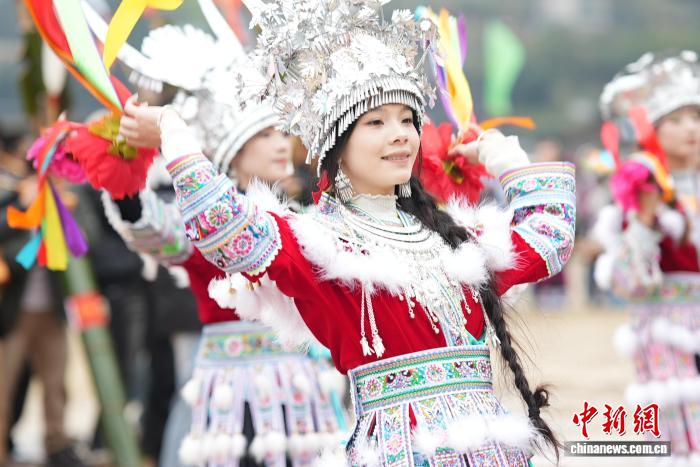 广西大苗山百鸟衣节芦笙欢腾 姑娘盛装贺新年
